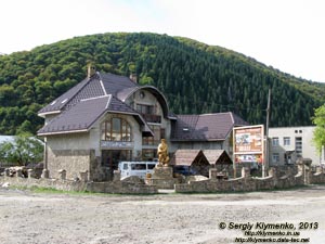 Закарпатская область, Колочава. Фото. Центр села. Памятник «Чабану».