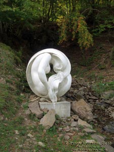 Закарпатская область, Колочава. Фото. Скульптура «Влюблённая». Скульптор Пётр Штаер.