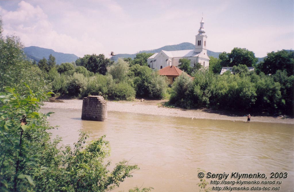 Закарпатье. Фото. Украинско-румынская граница возле села Луг. За Тисой - Румыния, село Лунка-ла-Тиса.
