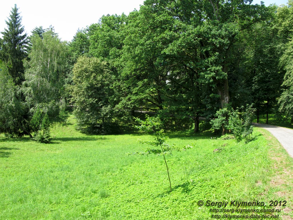 Закарпатская область. Охотничий дворец графов Шенборнов. Фото. В парке.