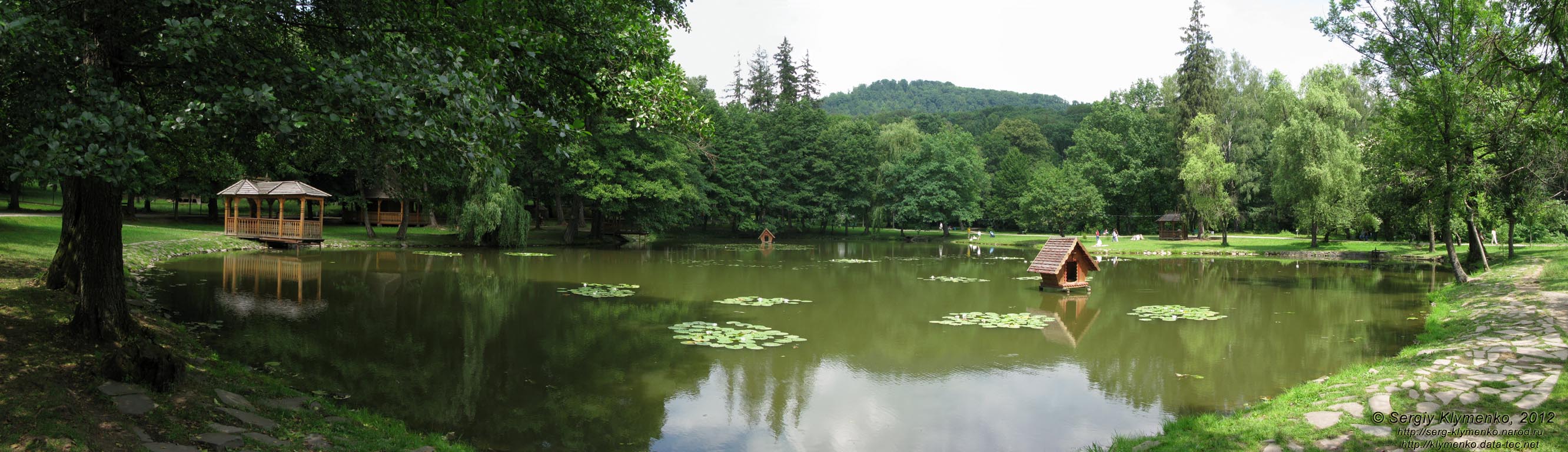 Закарпатская область. Охотничий дворец графов Шенборнов. Фото. В парке.