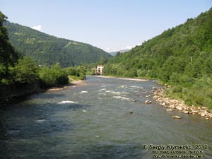Закарпатская область. Теребле-Рикская ГЭС (Хустский район). Фото. Машинный зал на речке Рика, вид издали.