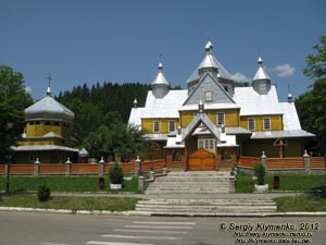 Карпаты. Ивано-Франковская область, Верховина. Фото. Деревянная церковь Успения Пресвятой Богородицы, XVIII век.