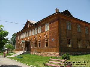 Карпаты. Ивано-Франковская область, Верховина. Фото. Здание школы и Музея Гуцульщины.