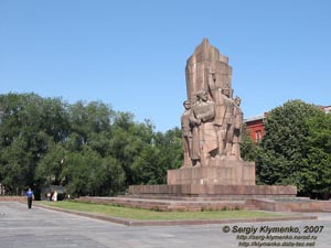 Харьков. Фото. Сквер на площади Конституции (до реконструкции): монумент, посвященный установлению советской власти на Украине.