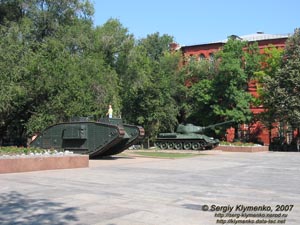 Харьков. Фото. Сквер на площади Конституции (до реконструкции): площадка военной техники.