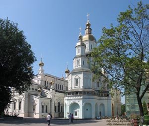 Харьков. Фото. Покровский собор (памятник архитектуры, 1689 год) и Озерянская церковь (памятник архитектуры, 1896 год).
