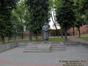 Харьков. Фото. Памятник Григорию Саввичу Сковороде в Покровском сквере (ул. Университетская, 10).