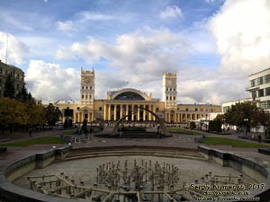 Харьков. Фото. Вид на железнодорожный вокзал и Привокзальную площадь.