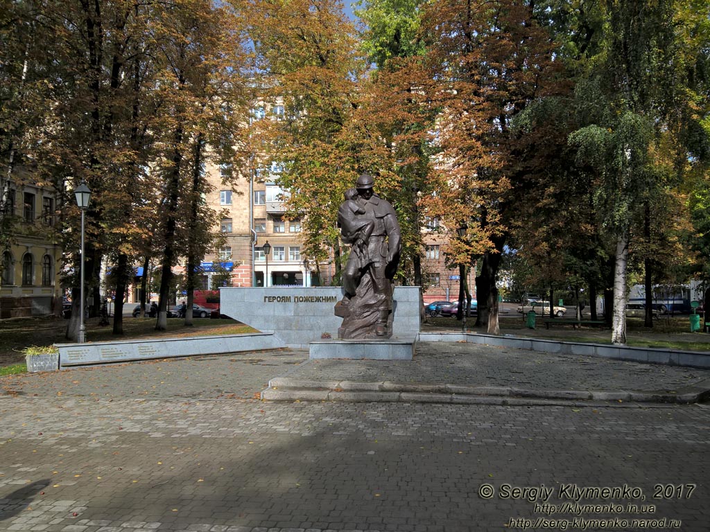 Харьков. Фото. Памятник Героям Пожарным в сквере между улицами Карла Маркса и Полтавский Шлях.