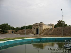Херсон. Фото. Очаковские (южные) ворота крепости, памятник архитектуры, конец XVIII века (ул. Перекопская, 13).