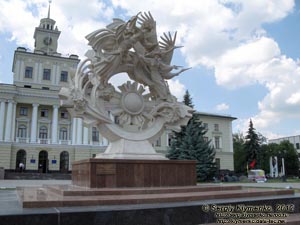 Хмельницкий. Фото. Монументальная скульптурая композиция «Вера. Надежда. Любовь» на площади Независимости.