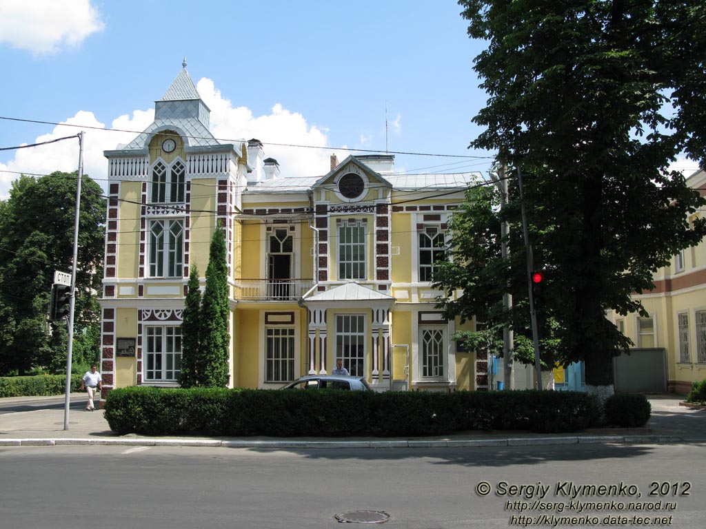 Хмельницкий. Фото. Бывший особняк второй половины XIX века (ул. Грушевского, 95).