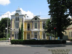 Хмельницкий. Фото. Бывший особняк второй половины XIX века (ул. Грушевского, 95).