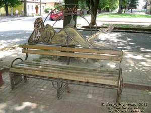 Хмельницкий. Фото. Причудливые лавочки на «Алле влюблённых» (сквер по улице Гагарина, раньше Старобульварная).