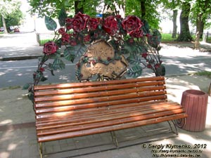 Хмельницкий. Фото. Причудливые лавочки на «Алле влюблённых» (сквер по улице Гагарина, раньше Старобульварная).