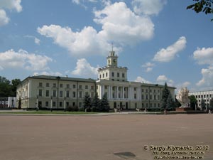 Хмельницкий. Фото. Здание Хмельницкой областной государственной администрации («Дом Советов»).