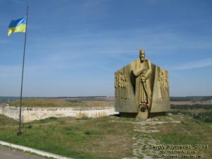 Подолье, Черновицкая область. Фото. Монумент в честь гетмана Украины Петра Сагайдачного (сентябрь 1991 года) возле Хотинской крепости.