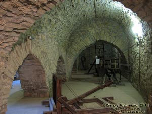 Подолье, Черновицкая область. Фото. Хотинская крепость. Экспозиция оружия в подземельях под церковью святых Константина и Елены.