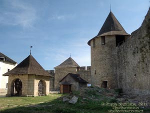 Подолье, Черновицкая область. Фото. Хотинская крепость: колодец цитадели и Юго-западная башня.