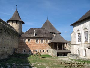 Подолье, Черновицкая область. Фото. Хотинская крепость, внутри цитадели. Вид замкового двора с юга, от Надвратной (Въездной) башни.