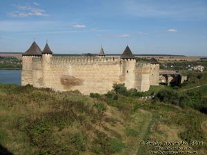 Подолье, Черновицкая область. Фото. Хотинская крепость, вид на цитадель с юго-запада (от внешнего оборонного пояса крепости).
