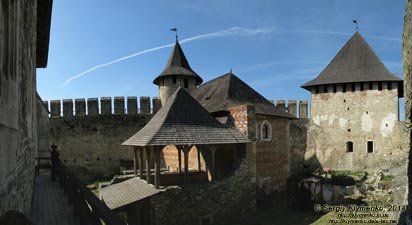 Подолье, Черновицкая область. Фото. Хотинская крепость: комендантский дворец, Комендантская и Северная башни (панорама ~90°).