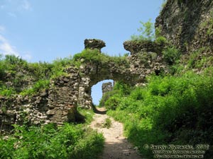 Закарпатская область. Хуст. Фото. Первые (внешние) ворота Хустского замка, справа - юго-западный бастион Верхнего замка.