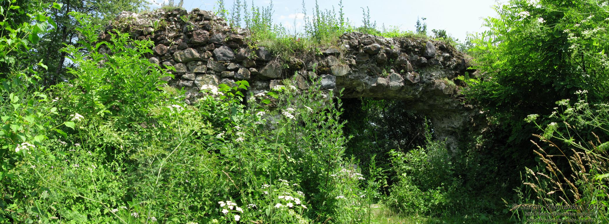 Закарпатская область. Хуст. Фото. Руины Хустского замка вблизи. Фрагмент.