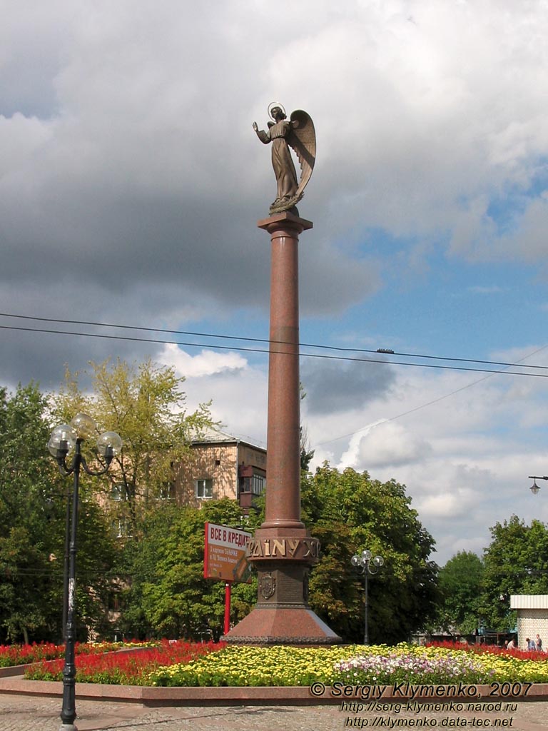 Кировоград. Фото. Ангел-хранитель Украины - памятник в честь 2000-летия Рождества Христового (площадь Независимости).