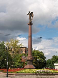 Кировоград. Фото. Ангел-хранитель Украины - памятник в честь 2000-летия Рождества Христового (площадь Независимости).