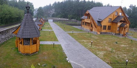 Ровенщина. Клевань. Фото. Ресторанно-гостиничный комплекс «Скольмо» утром. Панорама (~60°).