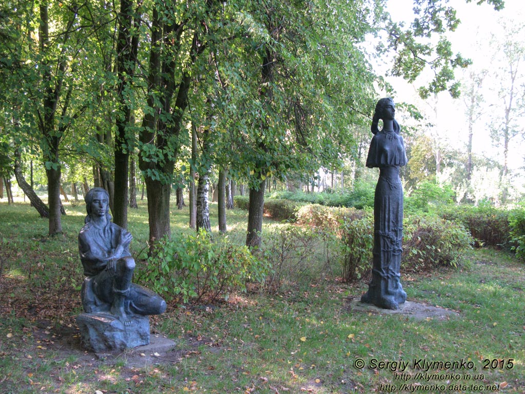 Волынская область, село Колодежно. Фото. Музей-усадьба Леси Украинки. Скульптуры в парке рядом с усадьбой.