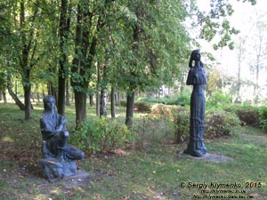 Волынская область, село Колодежно. Фото. Музей-усадьба Леси Украинки. Скульптуры в парке рядом с усадьбой.