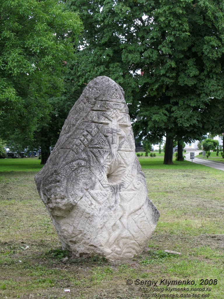 Ивано-Франковская область, город Коломыя. Скульптура невдалеке от Музея народного искусства Гуцульщины и Покутья им. Й. Кобринского.