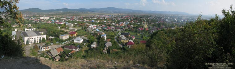 Закарпатская область, посёлок Королёво. Фото. Вид посёлка Королёво с замковой горы от килеобразной башни. Панорама ~120°.