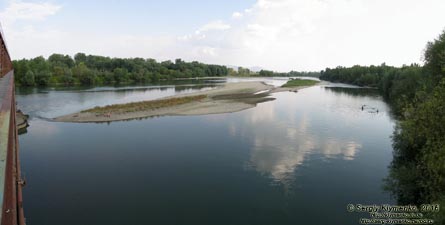Закарпатская область. Фото. Река Тиса между пгт Королёво и городом Виноградів, вид из моста на автодороге T0735 (48°08'06.50"N, 23°05'09.50"E). Панорама ~90°.
