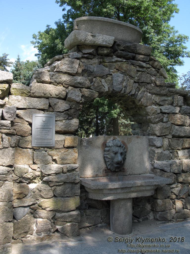 Коростышев (Житомирская область). Фото. Купальня (1820 год) бывшей усадьбы графа Олизара (50°19'10"N, 29°03'57"E). Фрагмент.