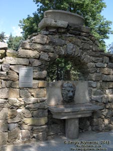 Коростышев (Житомирская область). Фото. Купальня (1820 год) бывшей усадьбы графа Олизара (50°19'10"N, 29°03'57"E). Фрагмент.