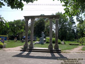 Коростышев (Житомирская область). Фото. Вход в парк XIX века бывшего имения Олизаров (50°19'10"N, 29°03'57"E).