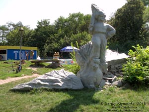 Коростышев (Житомирская область). Фото. Катигорошек возле входа в парк бывшего имения Олизаров (50°19'09"N, 29°03'57"E).