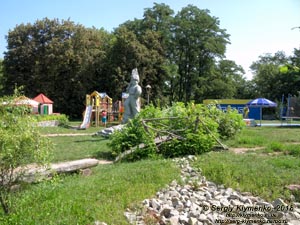 Коростышев (Житомирская область). Фото. Катигорошек возле входа в парк бывшего имения Олизаров (50°19'09"N, 29°03'57"E).