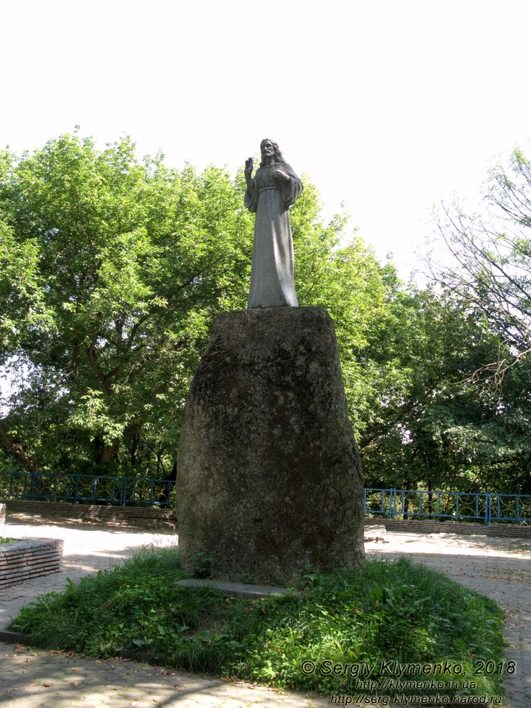 Коростышев (Житомирская область). Фото. Скульптура в парке бывшего имения Олизаров (50°19'13"N, 29°04'05"E).