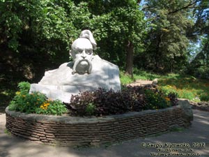 Коростышев (Житомирская область). Фото. Современная скульптура в парке бывшего имения Олизаров возле речки Тетерев.