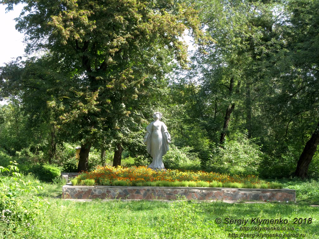 Коростышев (Житомирская область). Фото. Современная скульптура в парке бывшего имения Олизаров возле речки Тетерев.