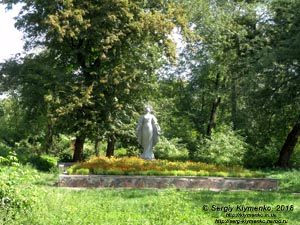 Коростышев (Житомирская область). Фото. Современная скульптура в парке бывшего имения Олизаров возле речки Тетерев.