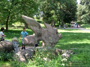 Коростышев (Житомирская область). Фото. Современная скульптура в парке бывшего имения Олизаров возле речки Тетерев.