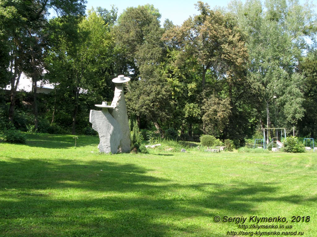Коростышев (Житомирская область). Фото. Современная скульптура в парке бывшего имения Олизаров возле речки Тетерев.