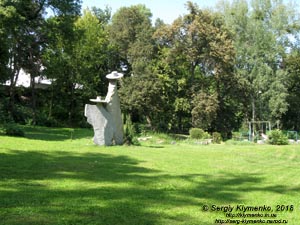 Коростышев (Житомирская область). Фото. Современная скульптура в парке бывшего имения Олизаров возле речки Тетерев.