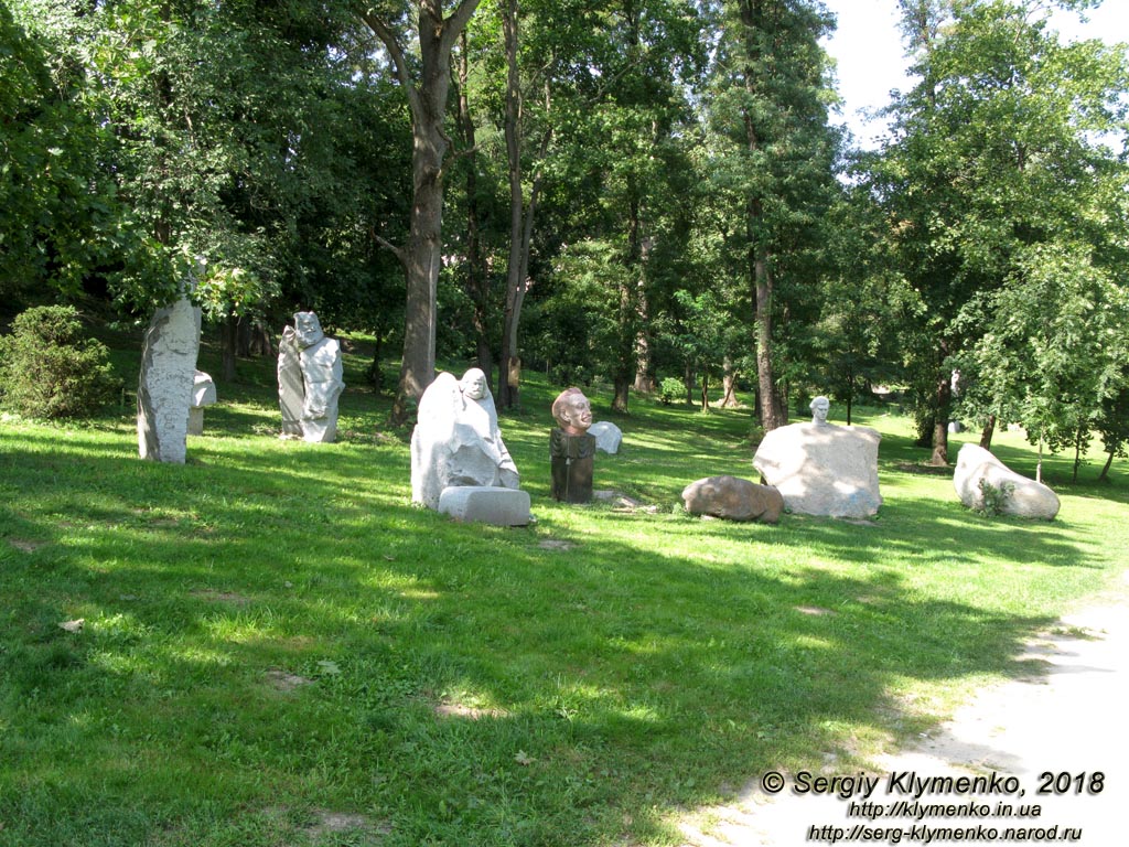Коростышев (Житомирская область). Фото. Современная скульптура в парке бывшего имения Олизаров возле речки Тетерев.